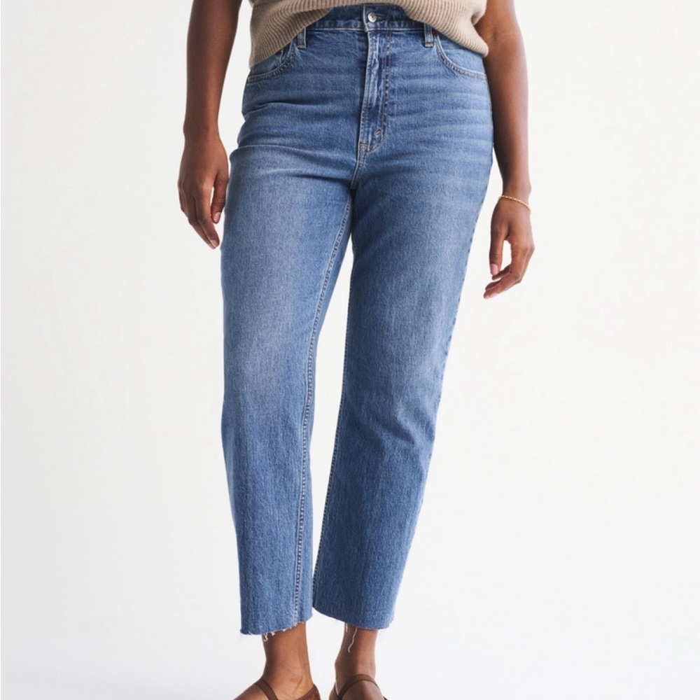 Abercrombie& Fitch Ankle Straight Ultra High Rise Jean 32/14 Short